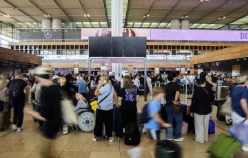 Срив в IT системите блокира работата на банки, медии и авиолинии по цял свят